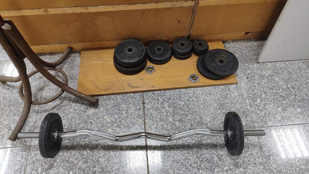 Домашен фитнес -2бр дъмбели крив лост с щипки и гайки