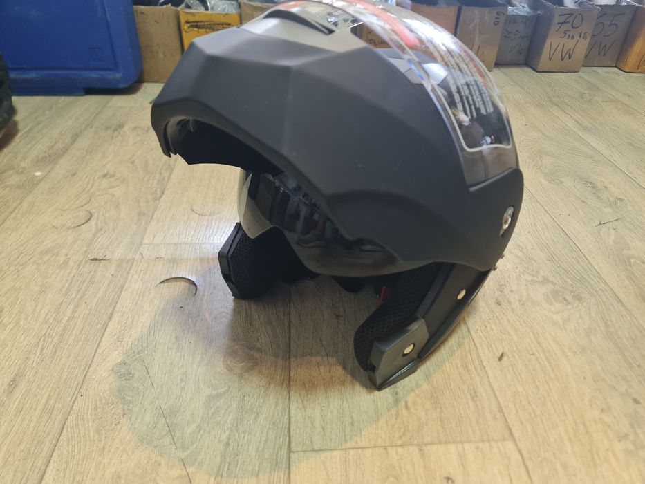 Черна модуларна каска за мотор с очила