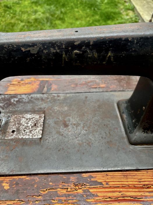 Vând o mașină de cusut Minerva originală