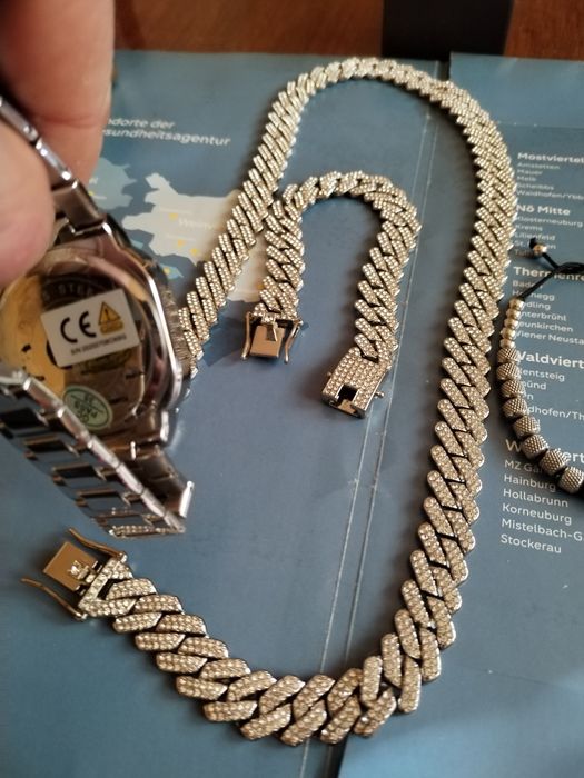 Здравейте! Продавам часовник с комплект ланец и две  гривни