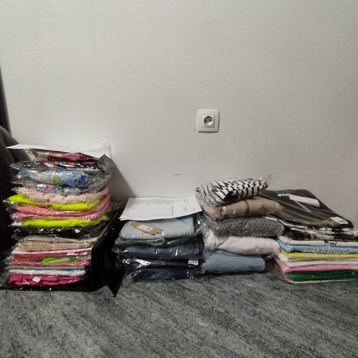 Дамски дрехи за ликвидация от затворил магазин.