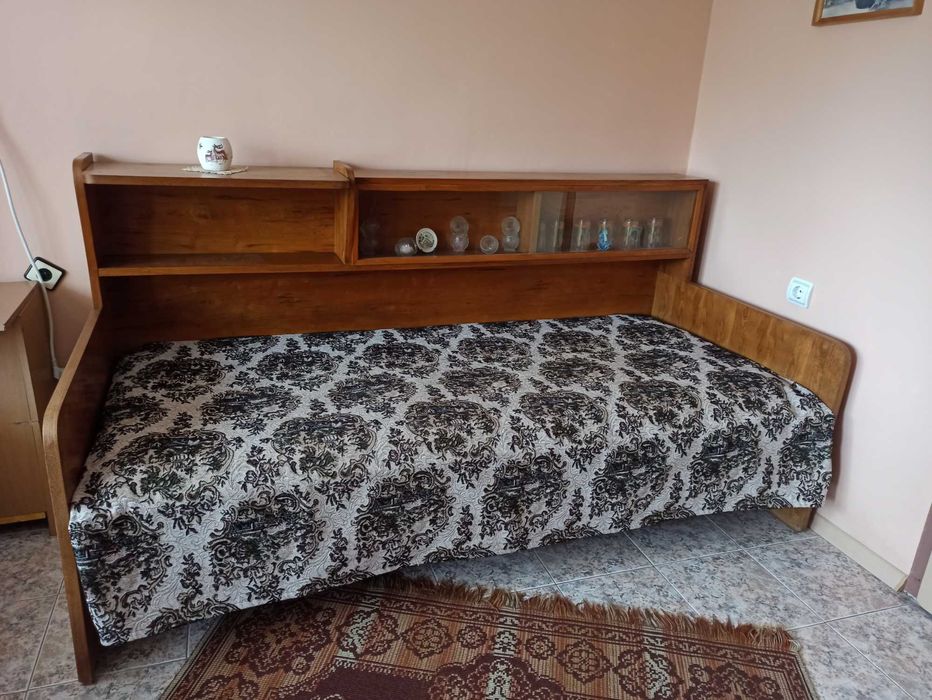 Продавам ретро кухненски диван