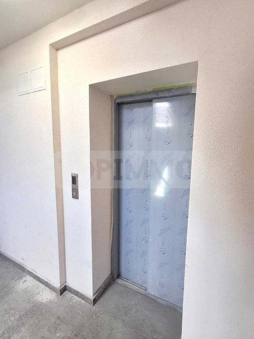 Тристаен апартамент в нова сграда в района на Колхозен пазар