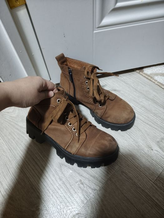 Продам женские ботинки