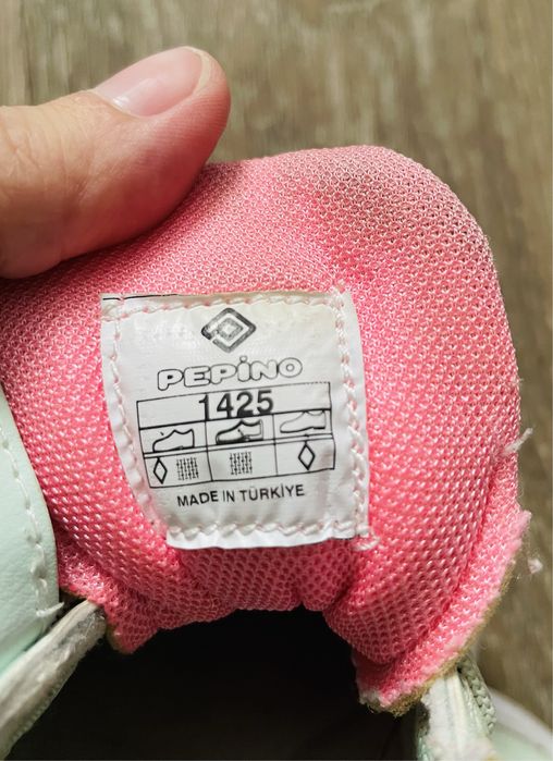 Лёгкие красивые кроссовки на девочку