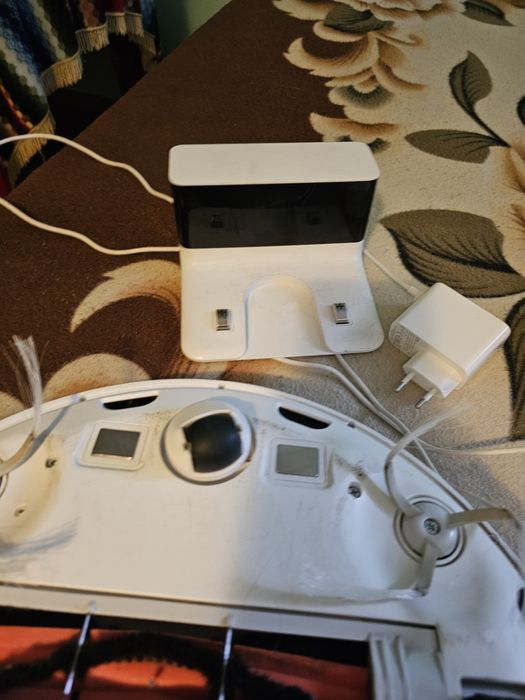 Vând doi roboti aspirator xiomi