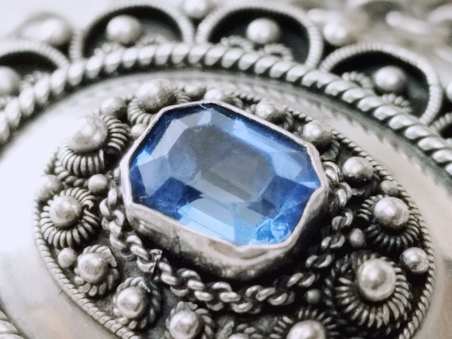 Vechi colier lant si pandantiv brosa din argint, Art Nouveau, cu o piatra albastra, probabil topaz