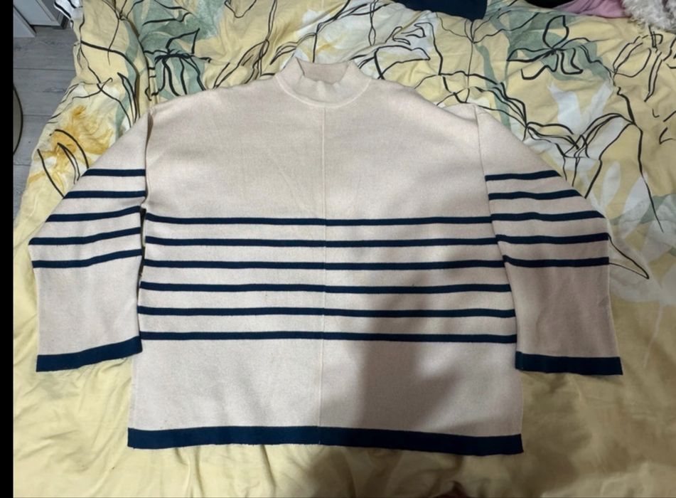 Pulover  bej pe gât