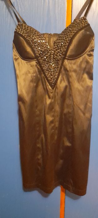 Продавам елегантна, черна рокля