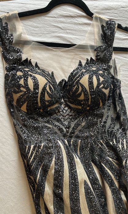 Официална рокля.