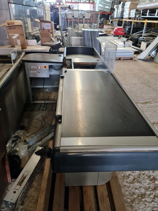 Касов бокс с подвижна лента