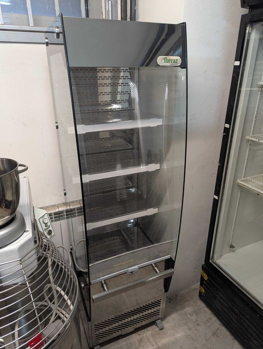 Хладилна крайстенна витрина