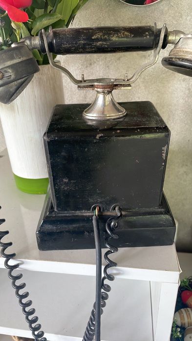 Стар античен телефон