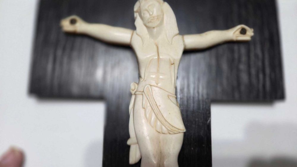Lot de 2 crucifixuri din os si lemn