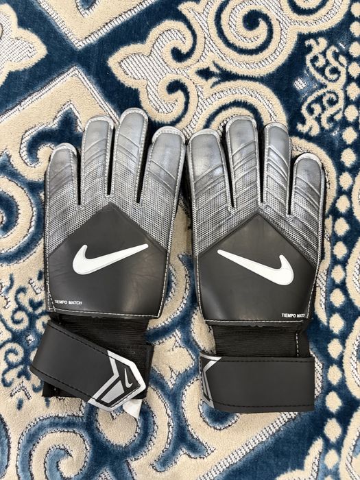 Продам перчатки найк Tiempo match