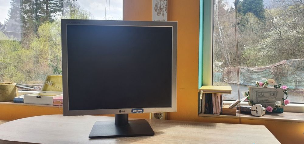 Настолен компютър Dell Presisio  T1600  + Монитор  LG