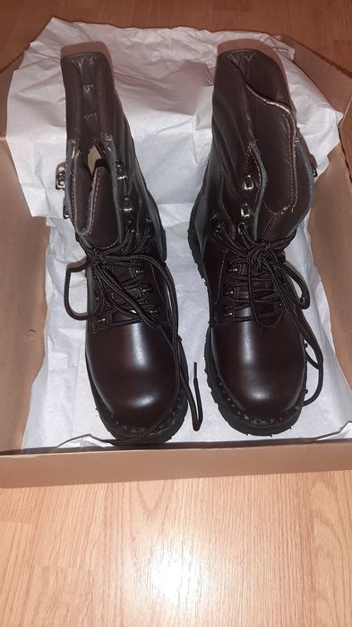 Bocanci militari din piele.