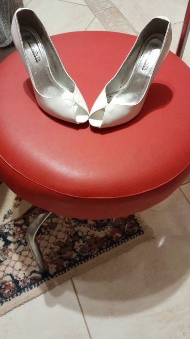 Pantofi  cu toc albi