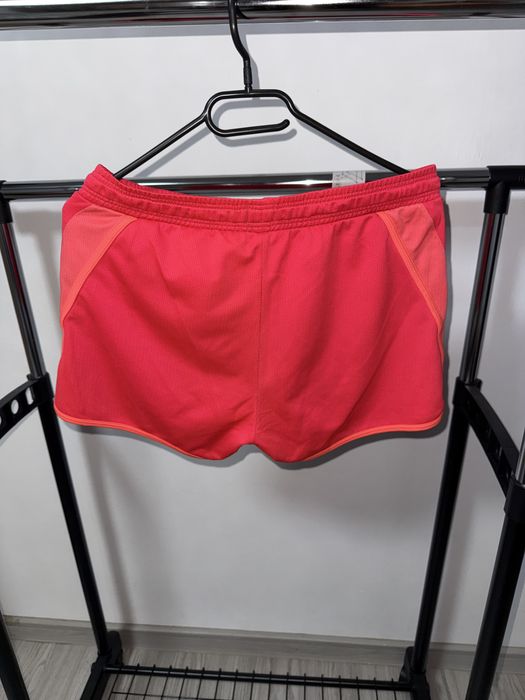 Pantaloni scurti pentru femei