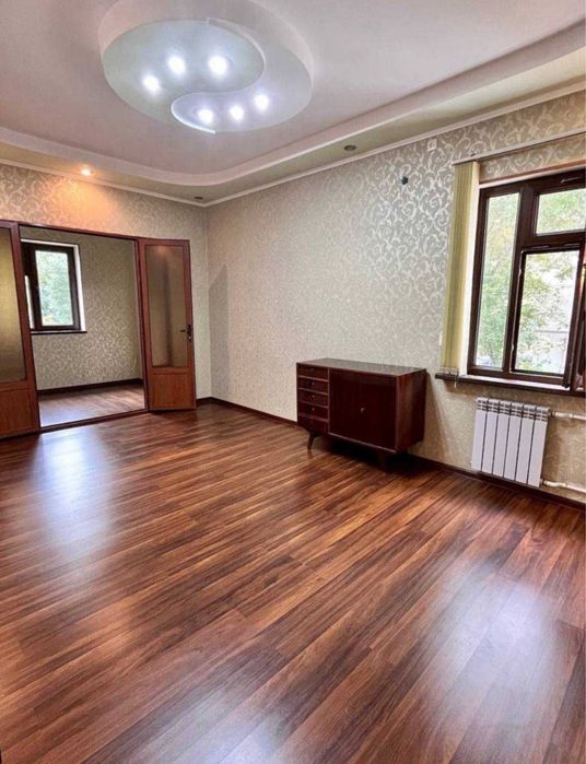 Kvartira sotiladi Қорасув 1 2-етаж 60 кв разделни