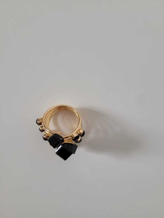inel auriu cu pietre negre