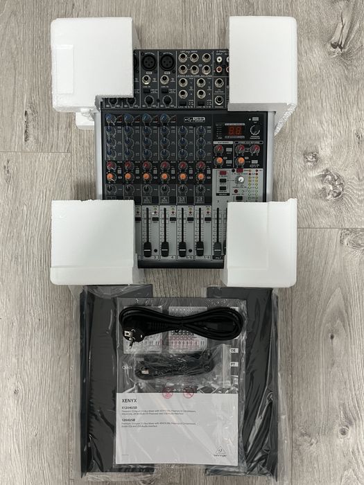 Mixer behringer xenyx x1204usb + husa thomann