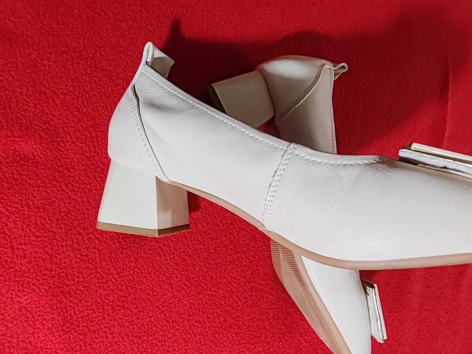 Pantofi din piele fină,comozi, eleganți, în perfectă stare