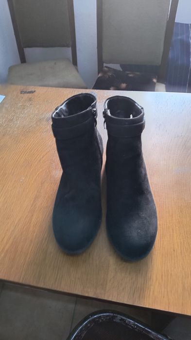 Vând adidași noi și ghete noi ,de mărimea 38 -39