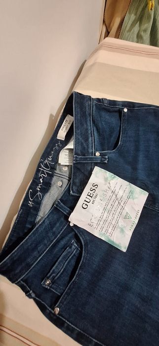 Blugi originali,  marca Guess , marimea M