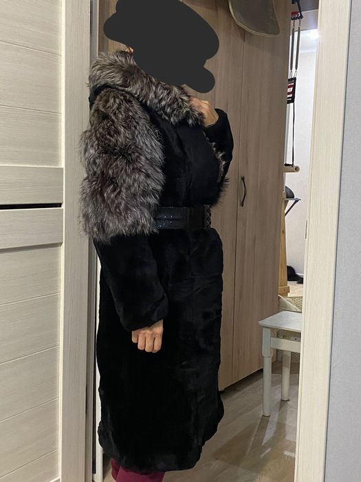 Шуба мутоновая с песцовыми вставками