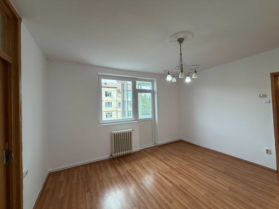 Vand apartament 3 camere - etaj 3 - balcon - cartier Hipodrom - zona Cedonia