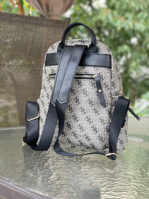 Дамска раничка Guess