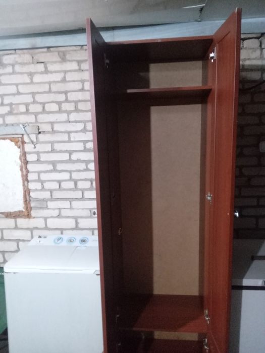 Шкаф двух дверный с полкой