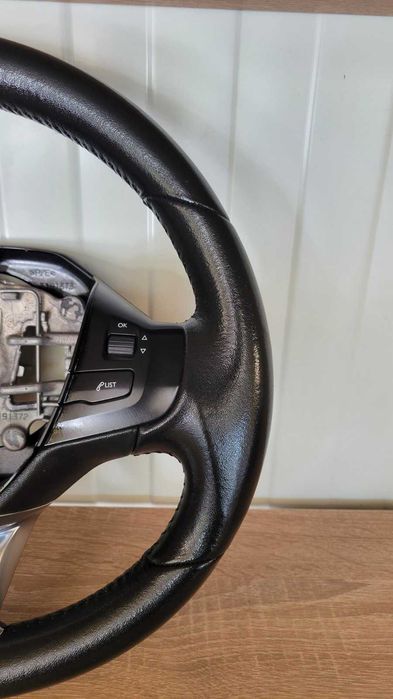 Продавам много запазен кожен волан за PEUGEOT 208 или 2008 2012 - 2019