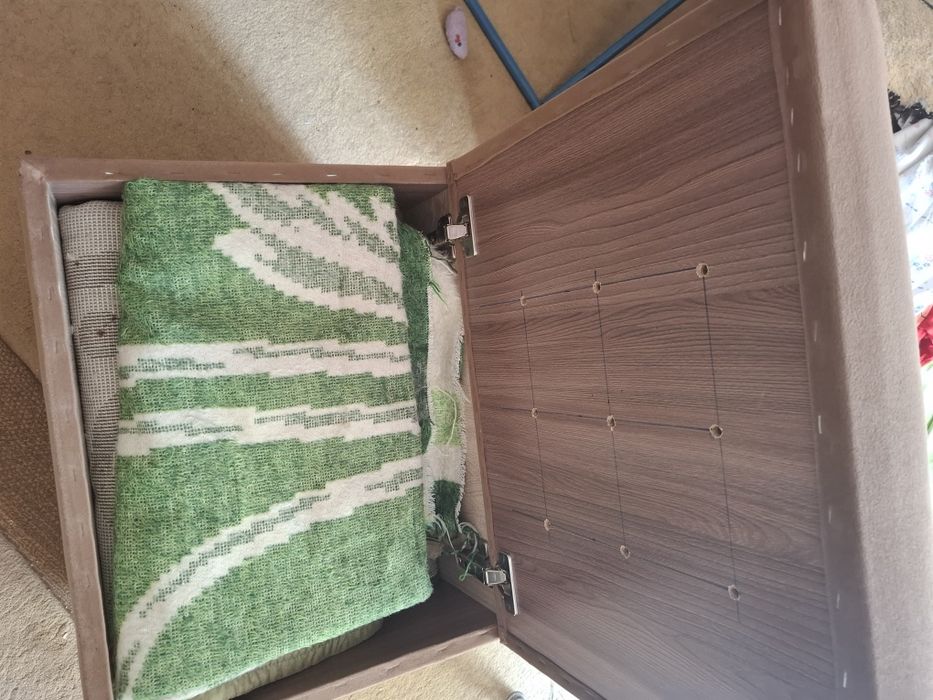 Продам два кресла и пуфик