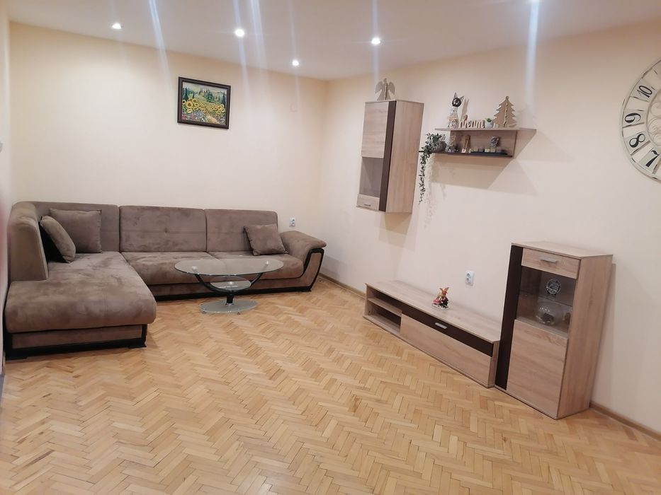 Дава се под наем Тристаен апартамент в Плевен, Идеален център - 100 кв.м за 600 € - Снимка #2