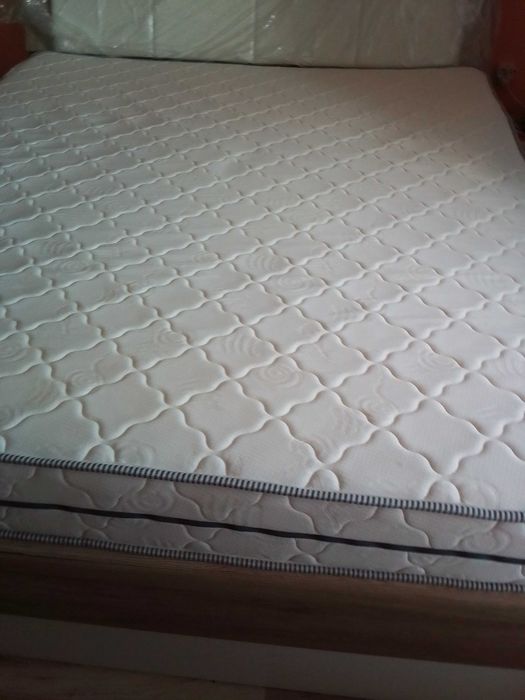Продавам  двулицев матрак с предпазен калъф