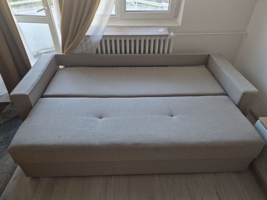 Canapea extensibilă 3 locuri, stofă crem/bej + 5 perne incluse/ Stare foarte bună