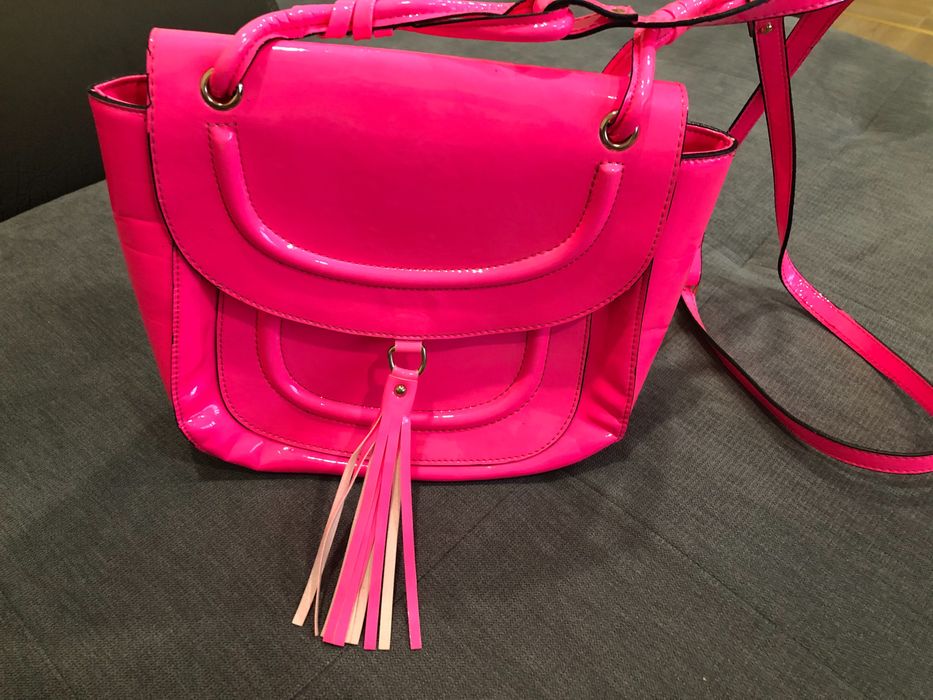 Розова лачена чанта