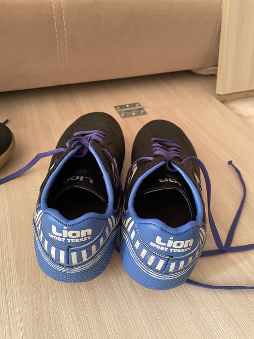 Продам бутсы футбольные