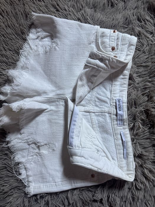 Сиви и бели къси панталони Bershka