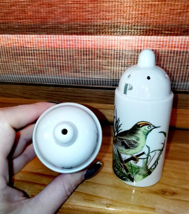 Порцеланов комплект сет сол и пипер солница и пиперик ръчно рисувани.