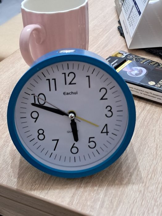 Настолен часовник Eachui - Кварцов, безшумен, с осветление