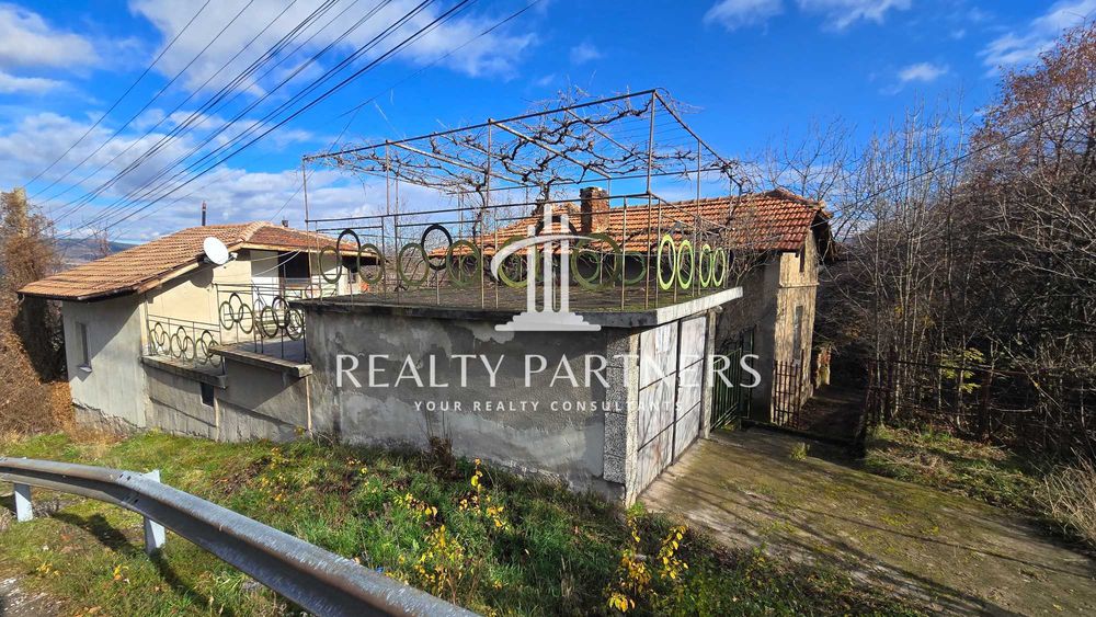 Двуетажна Къща с Гараж в кв. Калкас, гр. Перник