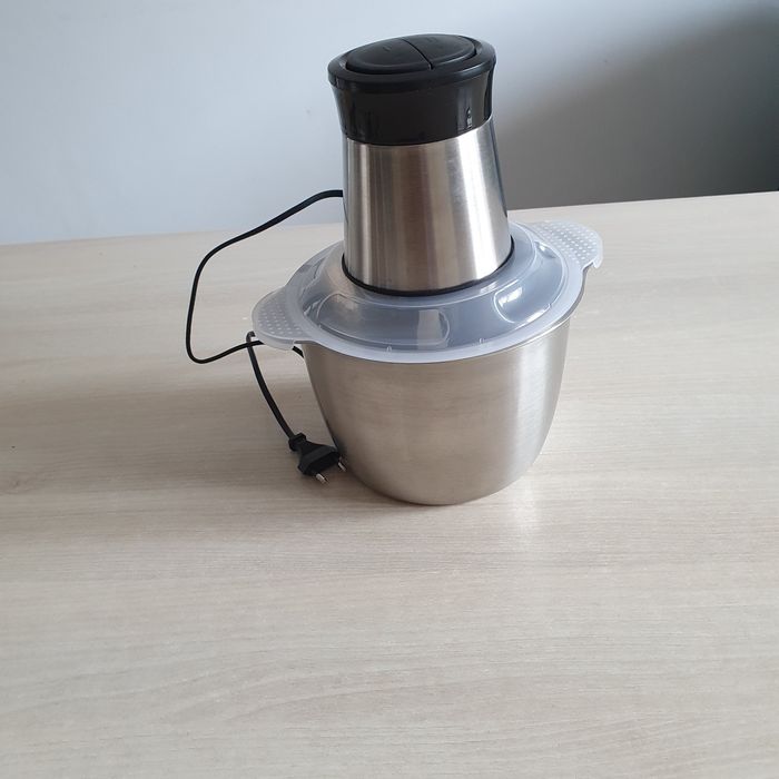 Vand mixer absolut nou, foarte ieftin și bun.