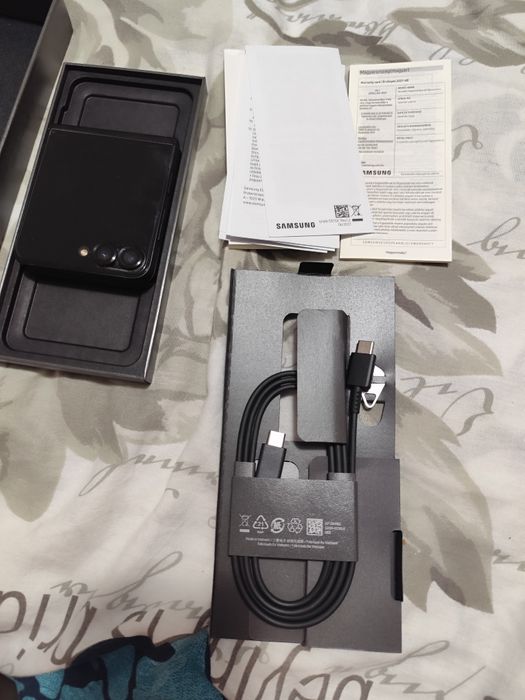 Samsung Galaxy Z Flip 7 FE, 128GB, Black, Cutie Originală + Accesorii