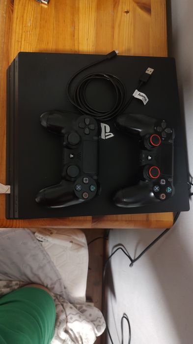 Vând PS 4 pro  , cu 2 manete