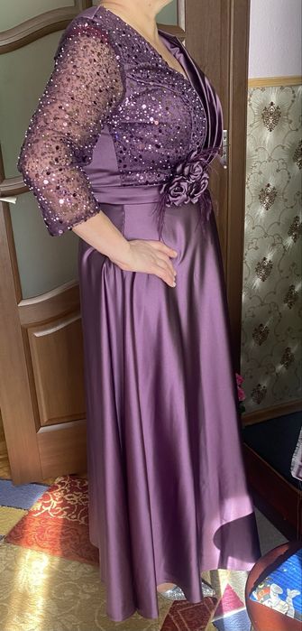 Ofer spre vânzare  o rochie eleganta pt orice eveniment.