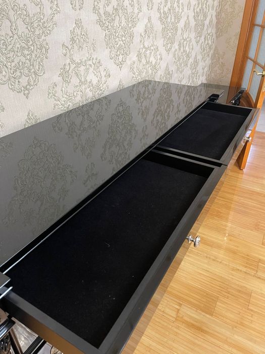 Комод и прикроватные тумбочки