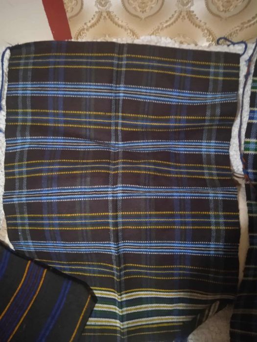 Към Народни носии престилки и вълнена торба.